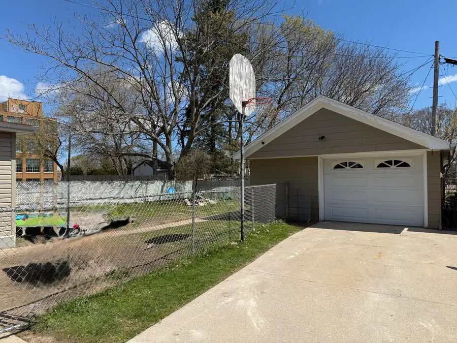 909 S 25th St, Manitowoc, WI 54220 - #3
