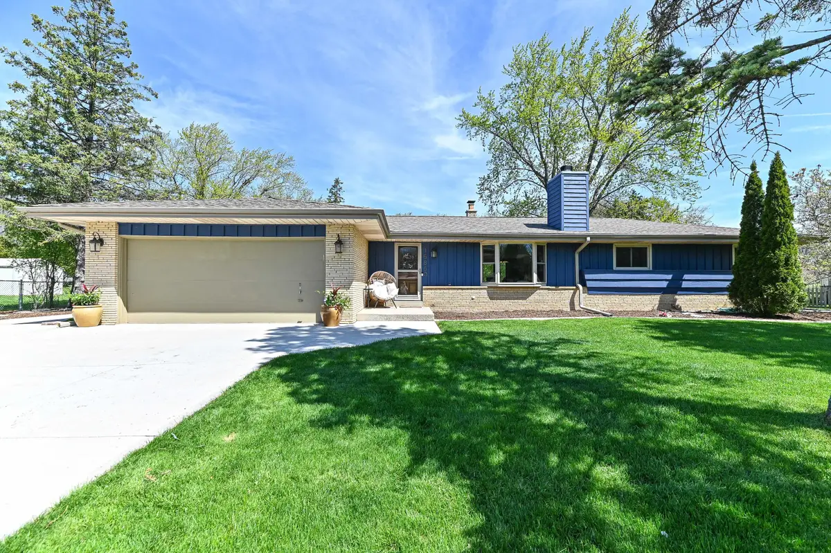 15860 Brookhill Dr, Brookfield, WI 53005 - #1