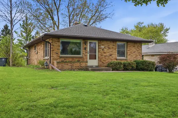 10035 W Highwood Ave, Wauwatosa, WI 53222