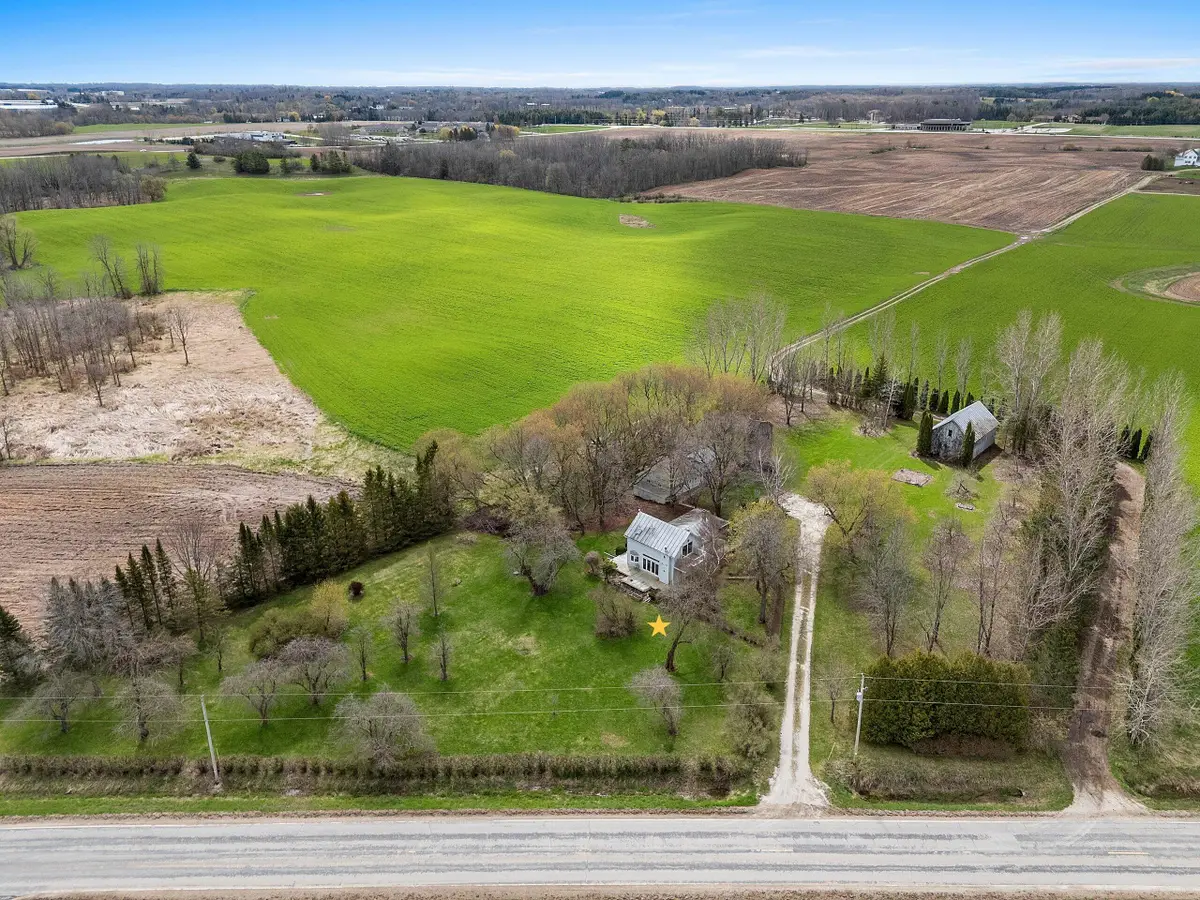 7047 W Custer St, Manitowoc, WI 54220 - #1