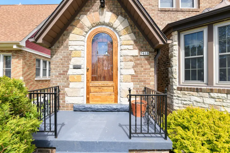 5618 W Auer Ave, Milwaukee, WI 53216 - #2
