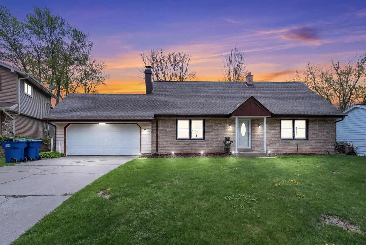 1666 Dellwood Ct, Grafton, WI 53024 - #1