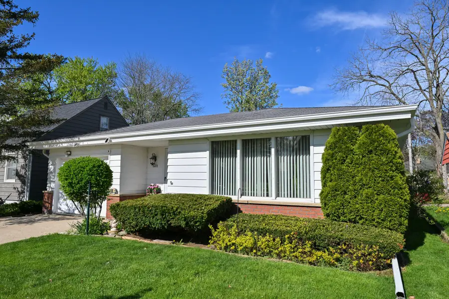 6469 N Garden Grove Ln, Glendale, WI 53209 - #2