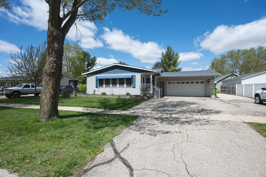403 W Washington St, Delavan, WI 53115 - #2