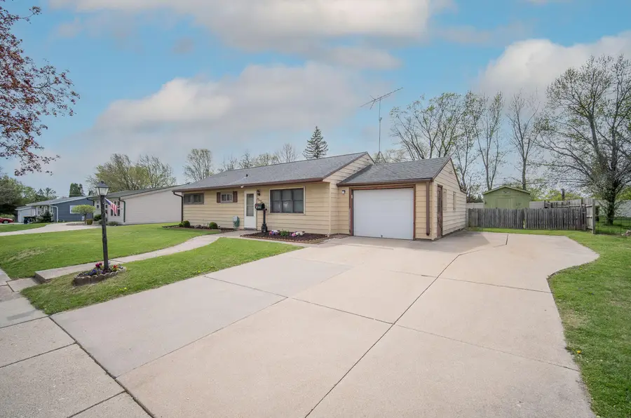 628 Pleasant Dr, West Bend, WI 53095 - #2