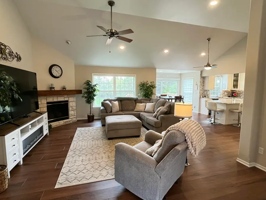 10155 W Oakwood Rd, Franklin, WI 53132 - #2