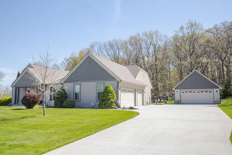 20805 W Windsor Dr, New Berlin, WI 53146 - #3