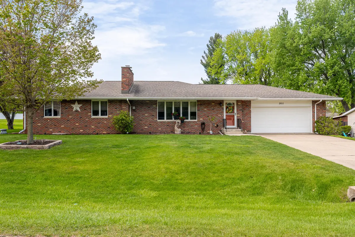 2611 Greenwood Dr, La Crosse, WI 54601 - #1