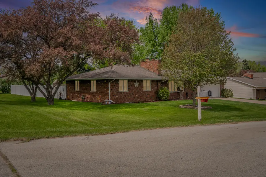 2611 Greenwood Dr, La Crosse, WI 54601 - #2
