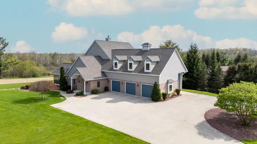 7636 Fairway Ln, Farmington, WI 53090 - #2