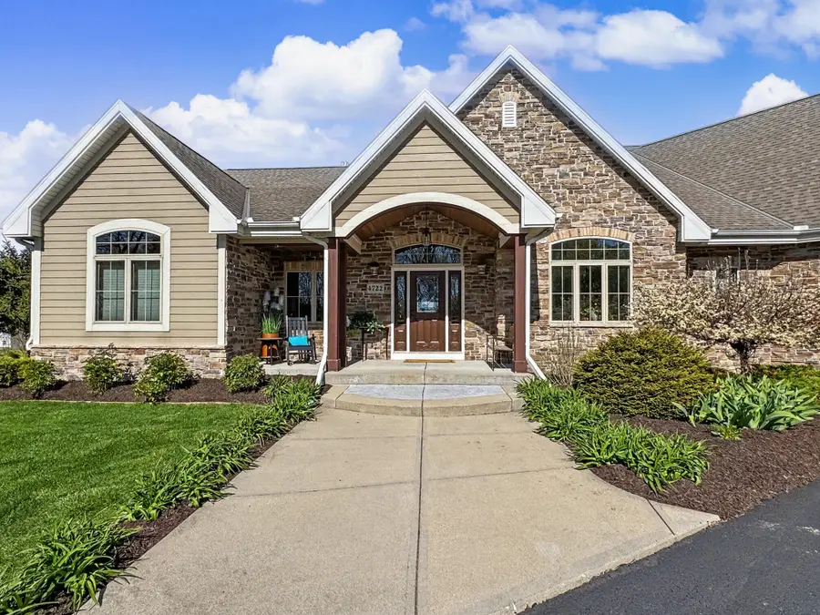 4722 W Oakwood Rd, Franklin, WI 53132 - #2