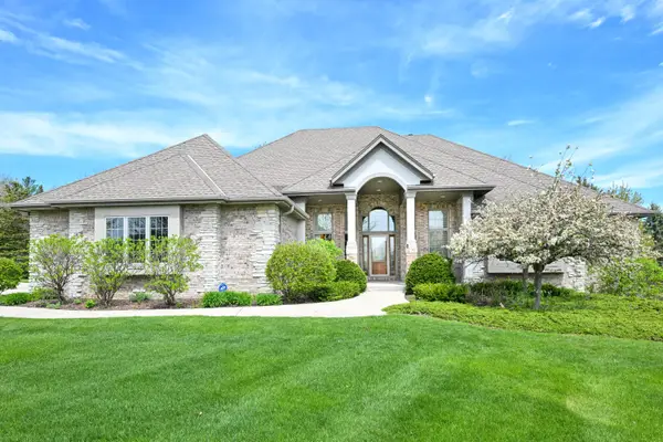 N52W21298 Golfview Ct, Menomonee Falls, WI 53051