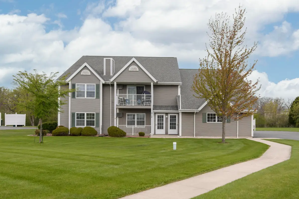 214 Minz Park Cir, West Bend, WI 53095 - #1