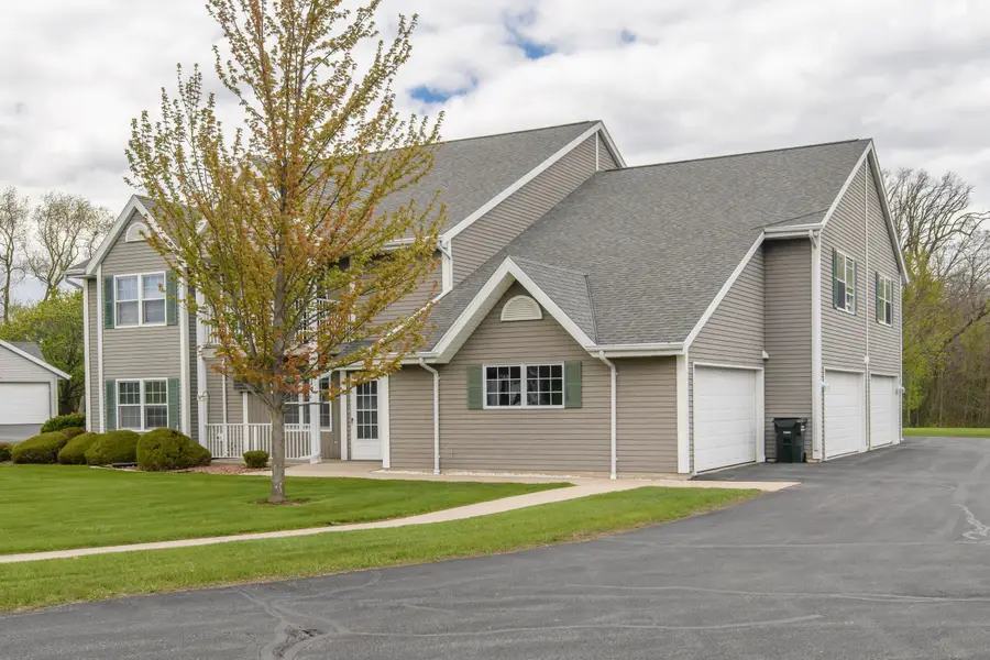 214 Minz Park Cir, West Bend, WI 53095 - #2