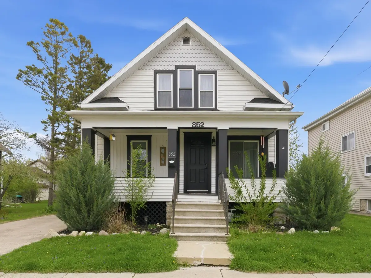 852 Frederick St, Oshkosh, WI 54901 - #1