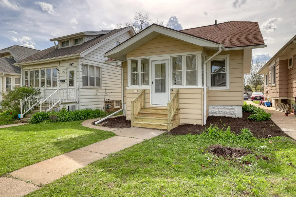 2117 S 77th St, West Allis, WI 53219 - #1