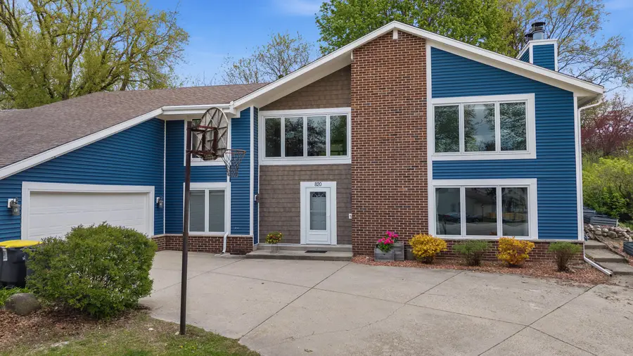 820 Crestwood Dr, Waukesha, WI 53188 - #2