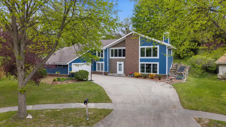 820 Crestwood Dr, Waukesha, WI 53188 - #3
