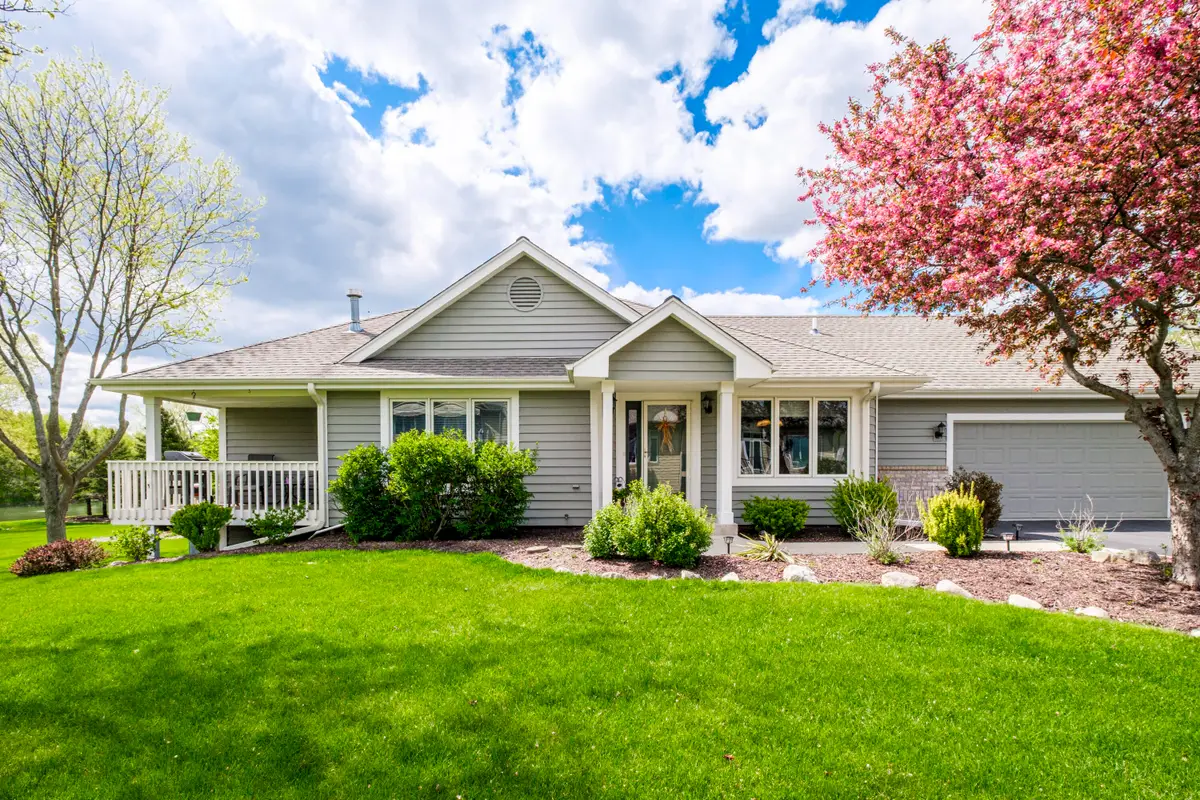 W264N2062 Deer Haven Ct, Pewaukee, WI 53072 - #1