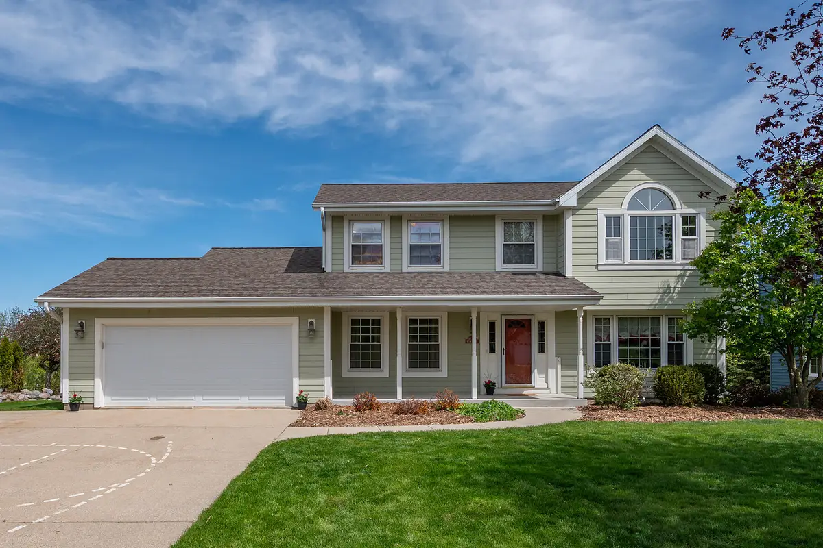 N75W23408 N Ridgeview Cir, Sussex, WI 53089 - #1