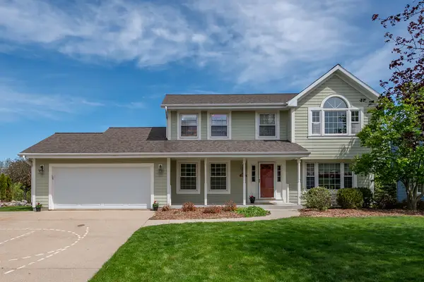 N75W23408 N Ridgeview Cir, Sussex, WI 53089