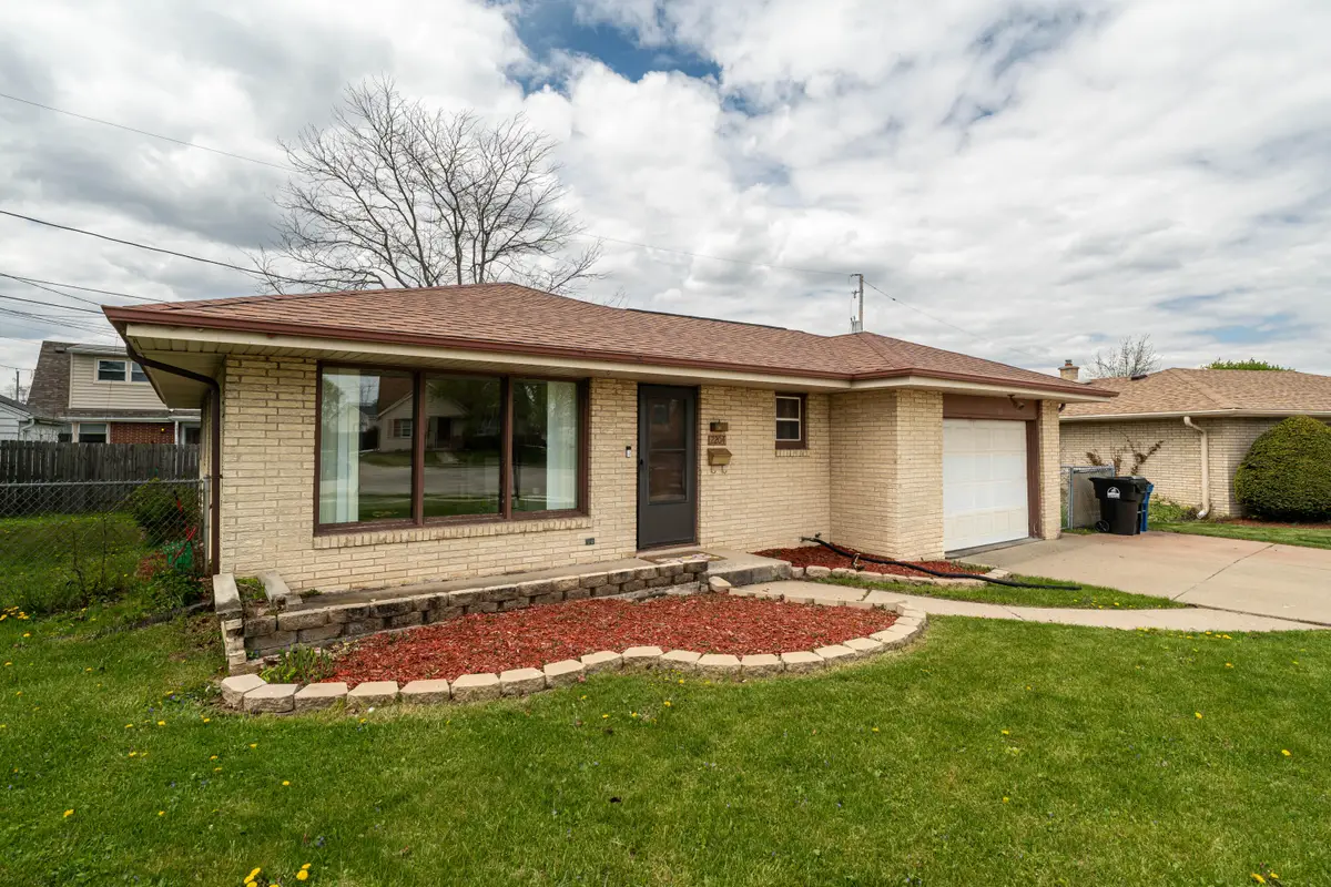 2204 Savoy Cir, Racine, WI 53404 - #1
