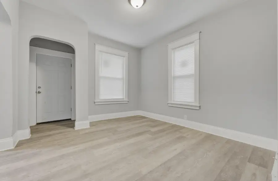 2827 W Grant St, Milwaukee, WI 53215 - #2