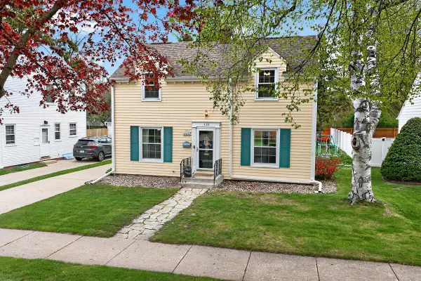 429 Shoreland Dr, Racine, WI 53402