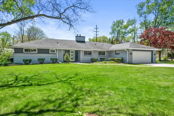 12323 Woodside Ct, Wauwatosa, WI 53226
