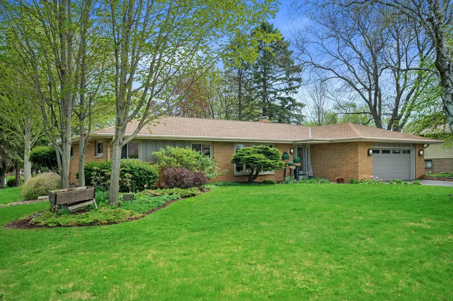 6660 N Braeburn Ln, Glendale, WI 53209 - #2