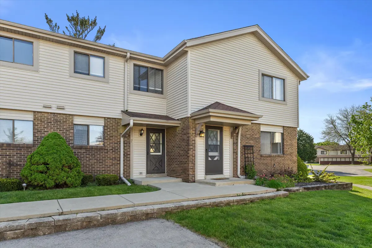 5736 Cambridge Cir, Racine, WI 53406 - #1