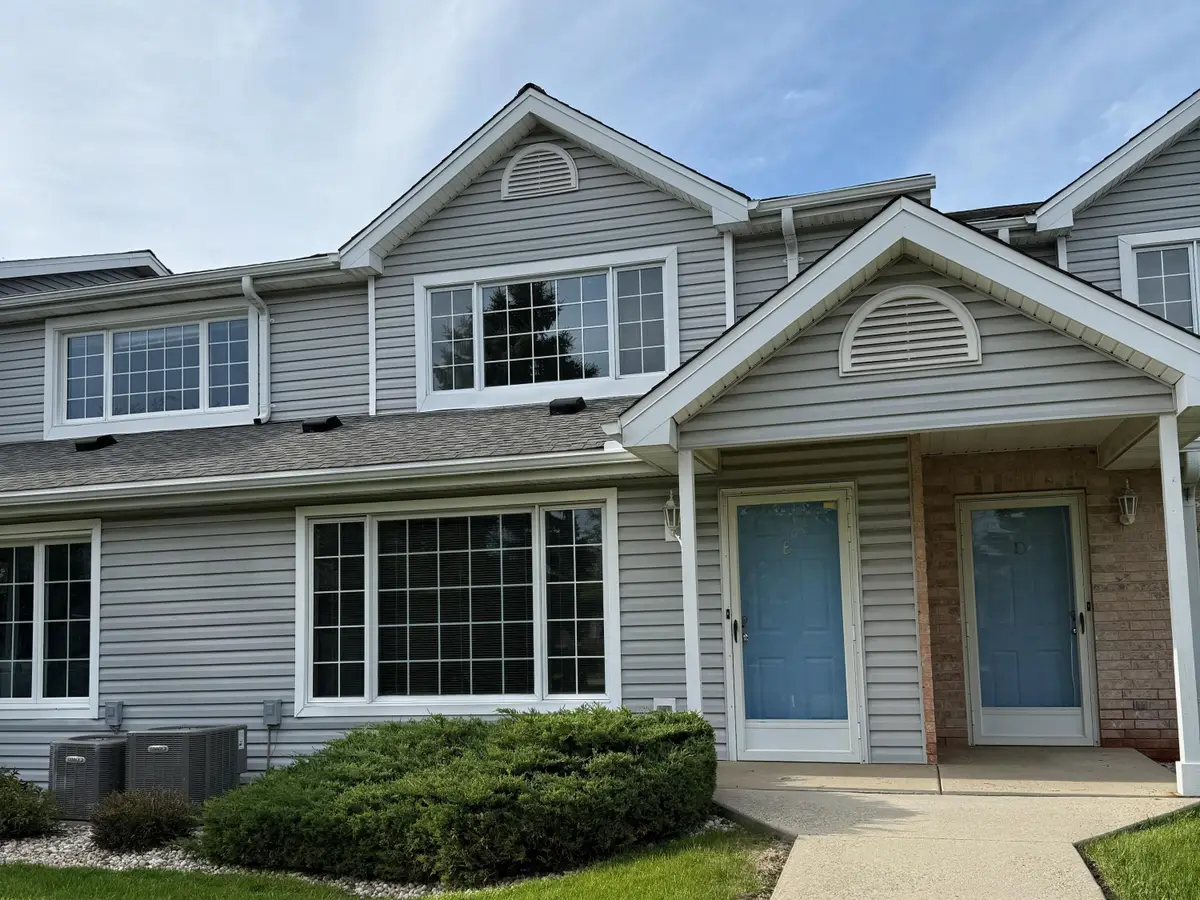 10320 W Whitnall Edge Cir, Franklin, WI 53132 - #1