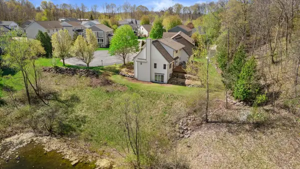 501 Drumlin Cv, Slinger, WI 53086