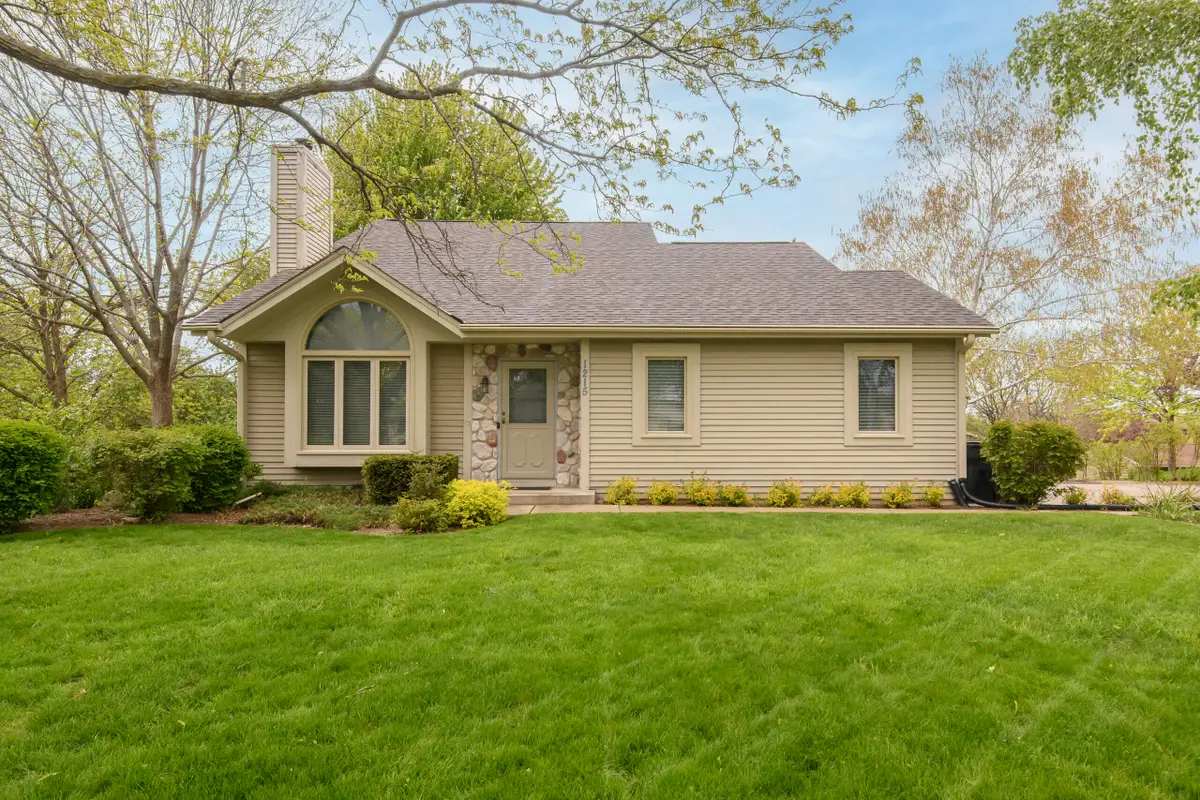 1215 Timber Rdg, Pewaukee, WI 53072 - #1