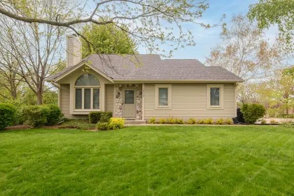 1215 Timber Rdg, Pewaukee, WI 53072