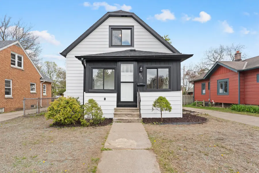 921 Perkins Ave, Waukesha, WI 53186 - #2