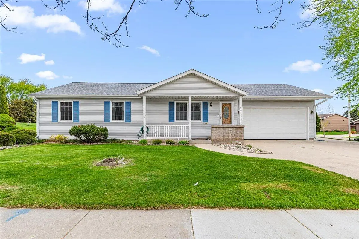 1015 Squire Ln, West Bend, WI 53090 - #1