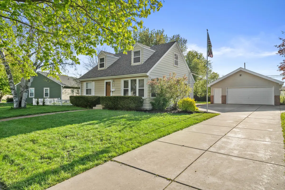 W150N8180 Manhattan Dr, Menomonee Falls, WI 53051 - #1