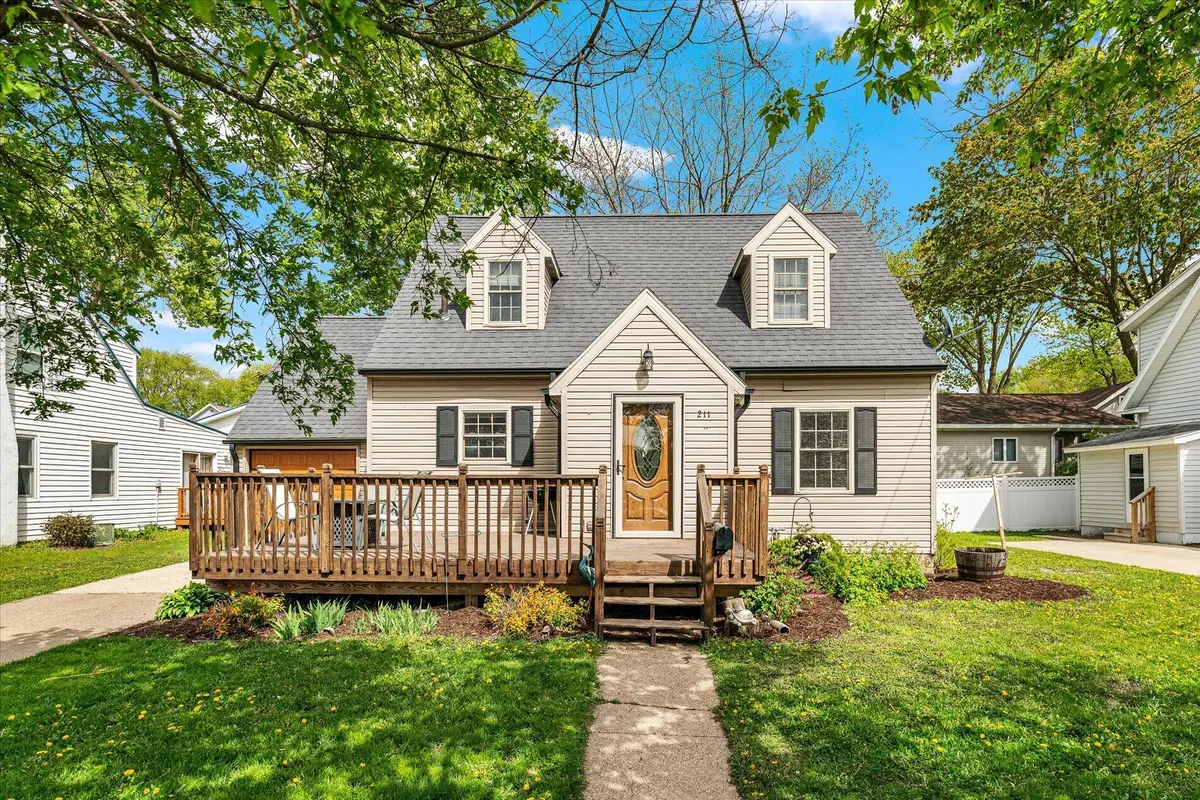 211 N Rusk Ave, Viroqua, WI 54665 - #1