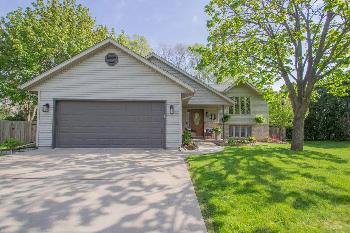 509 Mary Knoll Ln, Watertown, WI 53098 - #1
