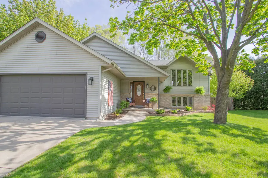 509 Mary Knoll Ln, Watertown, WI 53098 - #3