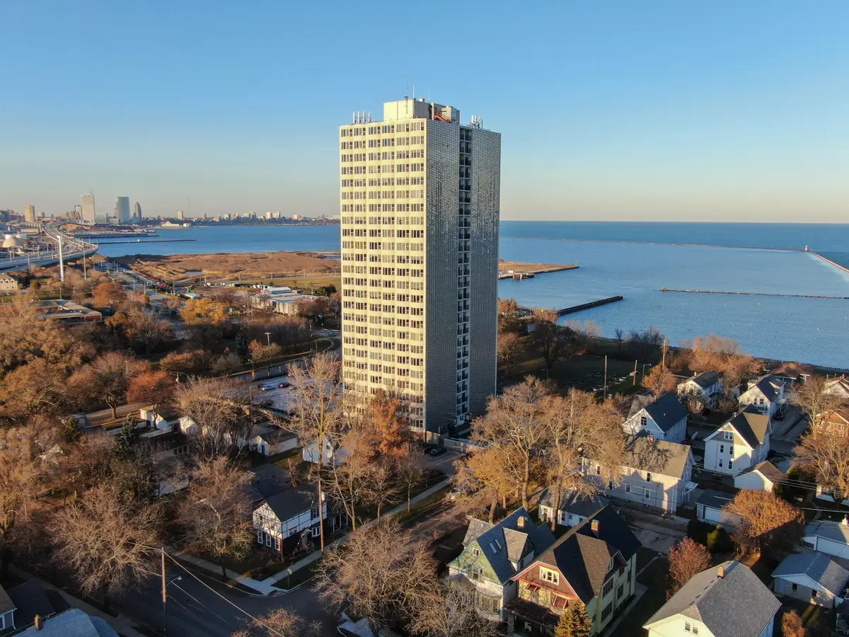 2525 S Shore Dr, Milwaukee, WI 53207 - #1