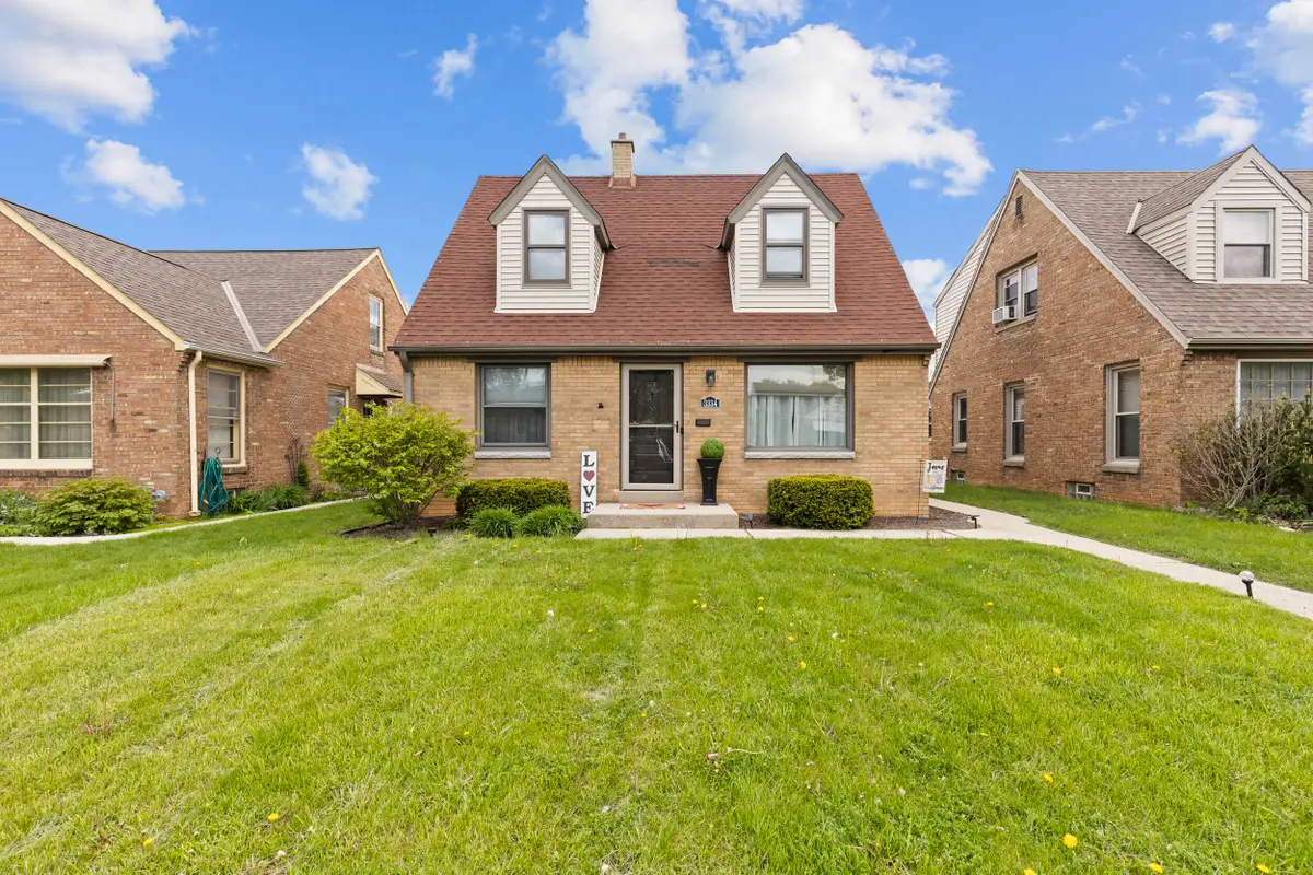 3334 W Lakefield Dr W, Milwaukee, WI 53215 - #1