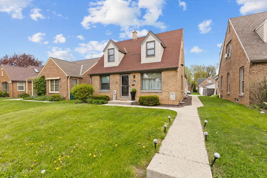 3334 W Lakefield Dr W, Milwaukee, WI 53215 - #2