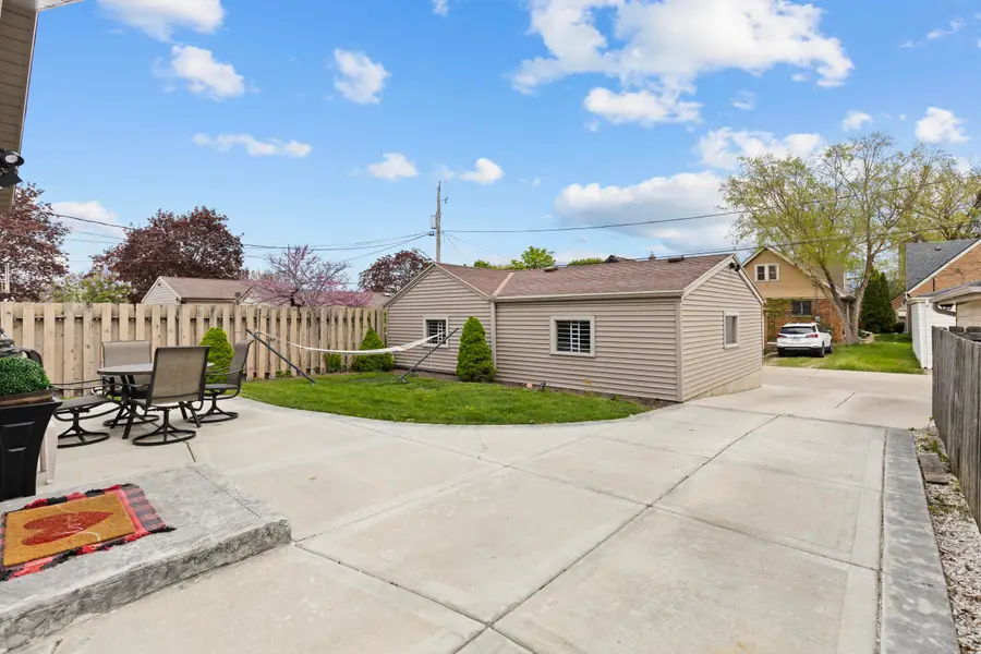 3334 W Lakefield Dr W, Milwaukee, WI 53215 - #3