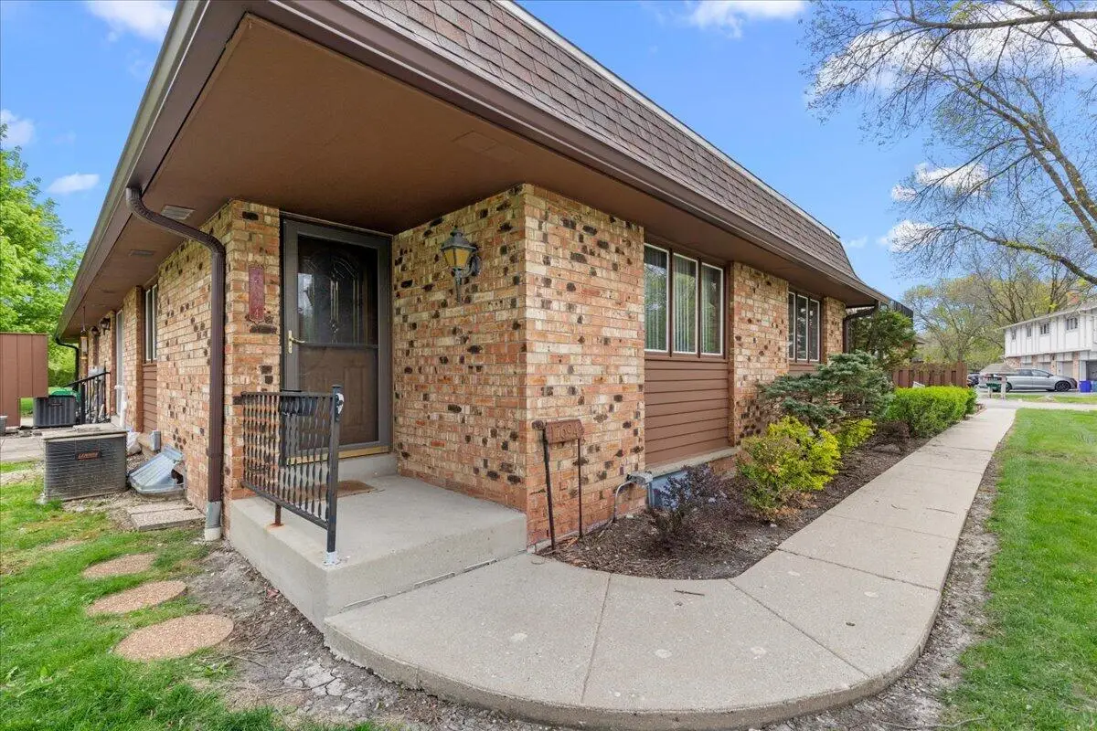 17694 Nassau Dr, Brookfield, WI 53045 - #1