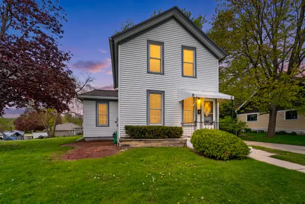 76 S Chestnut St, Oconomowoc, WI 53066