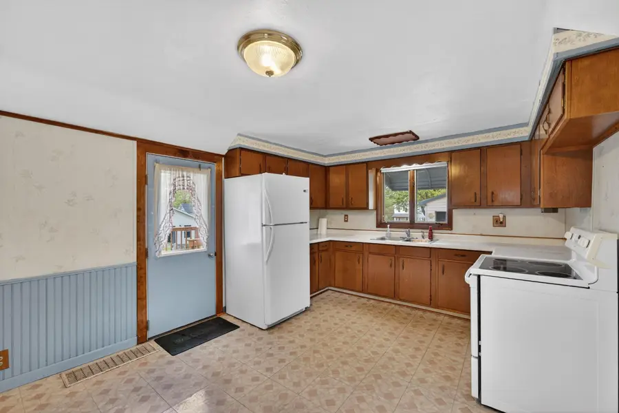 76 S Chestnut St, Oconomowoc, WI 53066 - #3