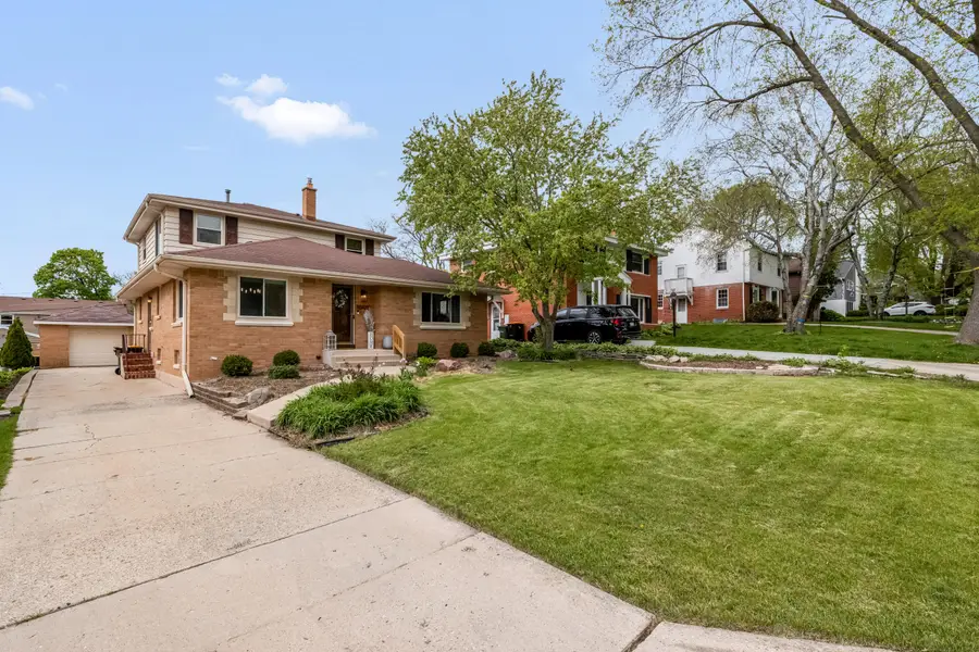 10422 W Hillside Ave, Wauwatosa, WI 53222 - #2