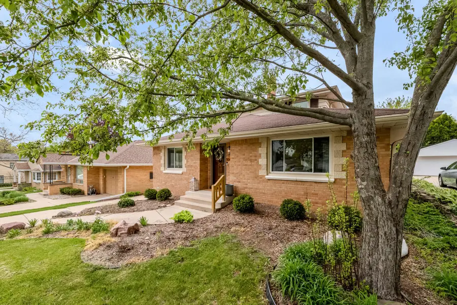 10422 W Hillside Ave, Wauwatosa, WI 53222 - #3